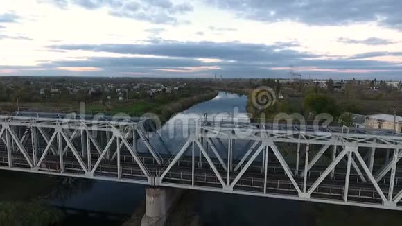 从铁路桥的高度看得很好用一架无人机飞过河流看到铁路视频的预览图
