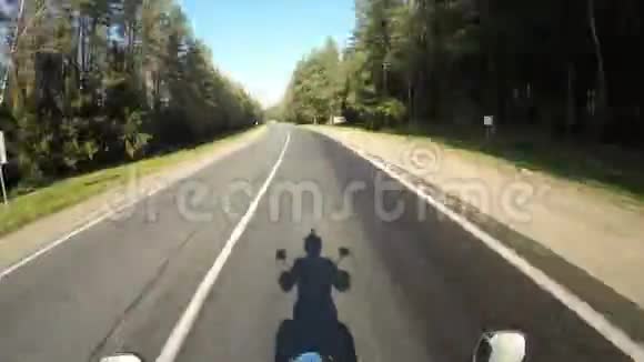 摩托车骑行道路冒险阳光照耀秋天的心情时间流逝视频的预览图