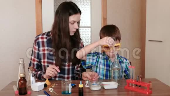 家庭化学实验母子一起做一个科学实验视频的预览图