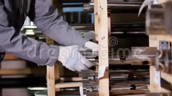 工人在金属厂把抛光的不锈钢零件戴手套视频的预览图