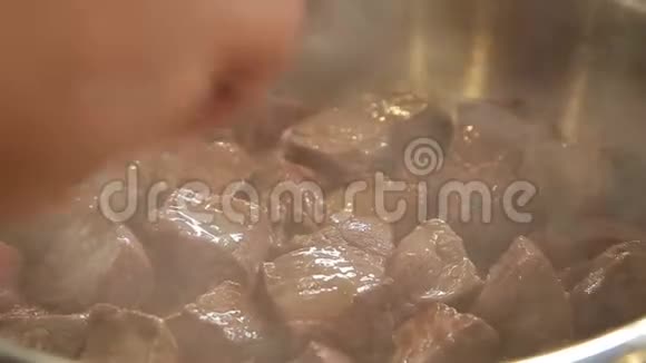 用砂锅炖牛肉视频的预览图