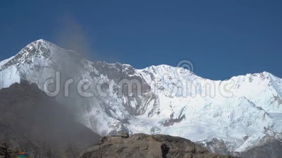 男人帮助女人爬到山顶视频的预览图