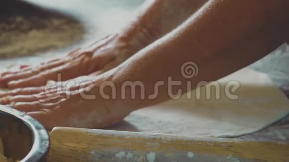生面包女厨师女性手在面包店揉面包视频的预览图