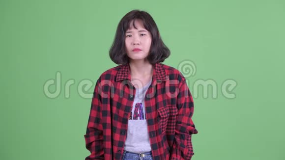 伤心的亚洲时髦女人竖起大拇指视频的预览图