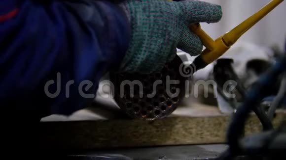 微型焊接操作人员在工厂使用碳化金属电火花雕刻设备近距离射击视频的预览图