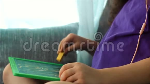 艺术家的年轻双手小儿童艺术家用石墨铅笔绘制画布坐在桌子上画画布视频的预览图