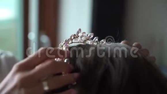 新娘化妆和发型带水晶和钻石的皇家皇冠视频的预览图