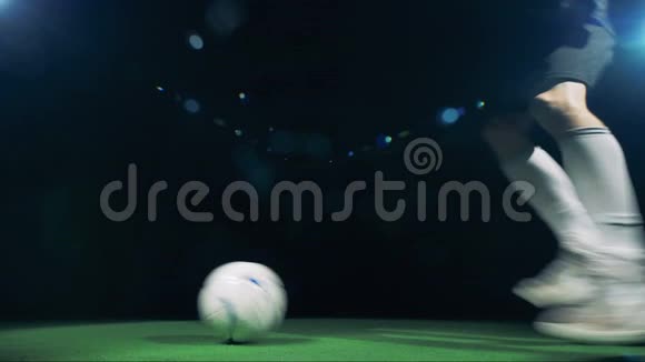 足球运动员在镜头附近跑然后把球踢出框架4K视频的预览图
