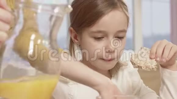 小女孩在家庭晚餐时吃米饭视频的预览图