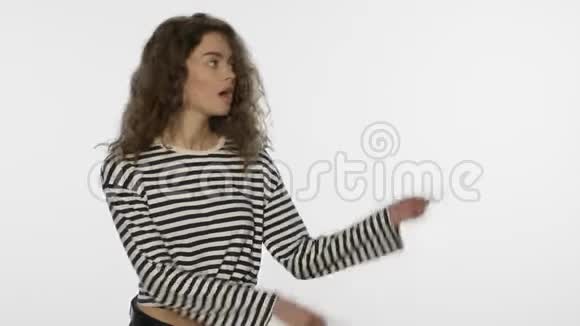 白色背景下带有手势的年轻女性广告产品视频的预览图