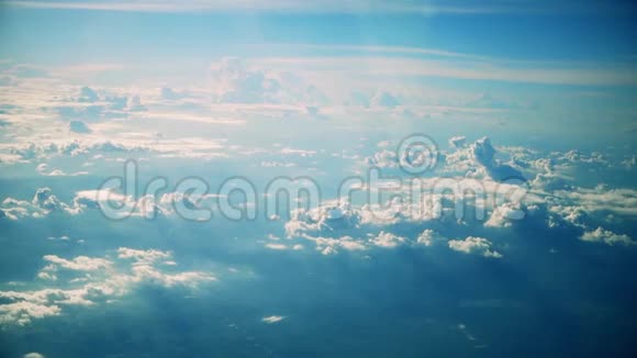 飞机窗外看云蓝天视频的预览图