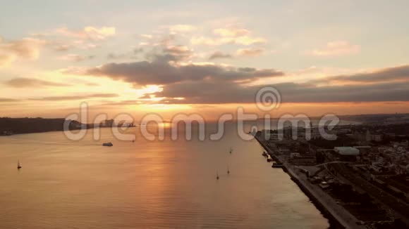 里斯本海湾与贝伦塔的空中日落视频的预览图