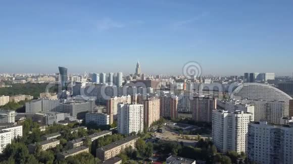 莫斯科城市鸟瞰图莫斯科市区住宅区的无人机射击阳光明媚的莫斯科城市景观视频的预览图