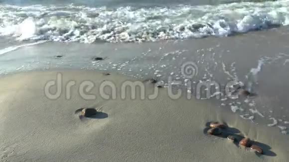 泡沫海浪在美丽的沙滩上奔跑视频的预览图