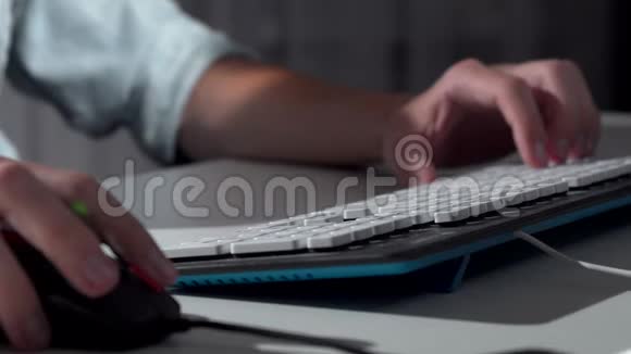 一名男子在电脑键盘上打字时被人打了弯视频的预览图