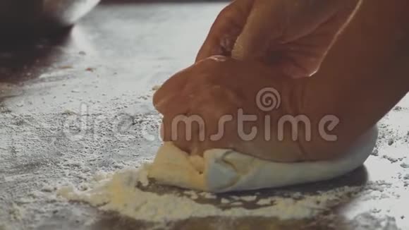 生面包女厨师女性手在面包店揉面包视频的预览图