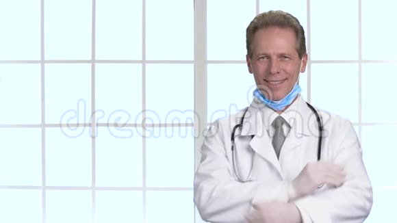 快乐医生折叠手臂视频的预览图