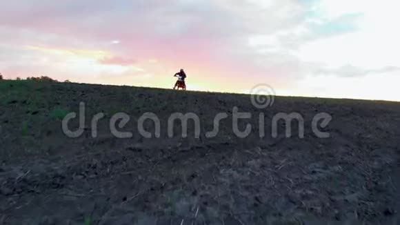 在夕阳下的田野上漂流的专业摩克罗斯骑士视频的预览图