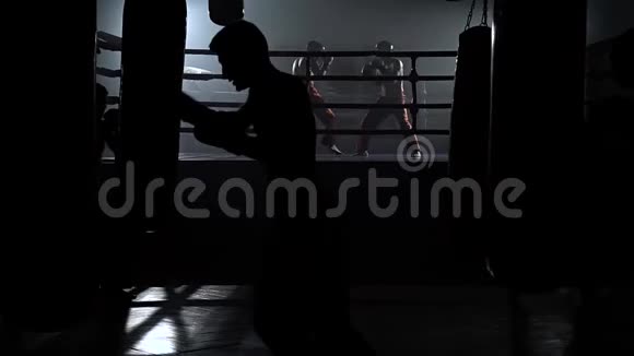 准备比赛的拳击手慢动作视频的预览图