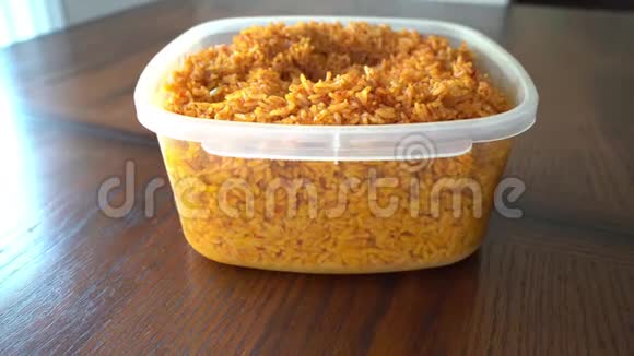 尼日利亚Jollof大米在塑料碗中的比例视频的预览图