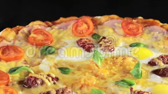 在黑色背景下拍摄一个披萨里面有奶酪西红柿香肠和鸡蛋视频的预览图