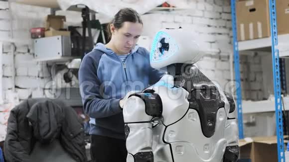 生产机器人的工厂科学家反思机器人的装置设置和调整视频的预览图