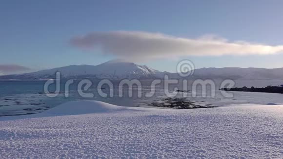 阳光明媚的冬季峡湾和云快速运动视频的预览图