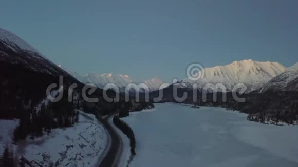 无人机在冰冻的阿拉斯加湖上发射视频的预览图