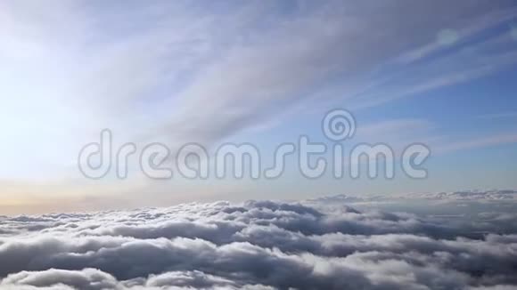 在阳光云上飞翔空中观景台视频的预览图