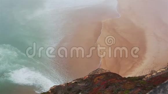 浓雾中的海沙滩秋日视频的预览图