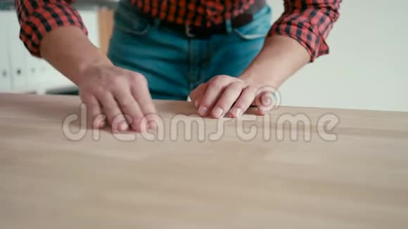 在家中用砂纸和制作木桌将人打磨橡木桌视频的预览图