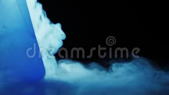 黑色背景上带有液氮的冷蓝色烧瓶化学实验和试验的概念教育副本视频的预览图