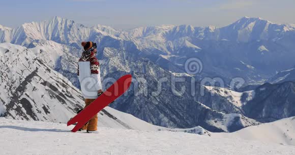 滑雪者站在滑雪板旁边冲进雪地享受着视频的预览图