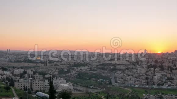日落时分耶路撒冷城的景色与岩石穹顶视频的预览图
