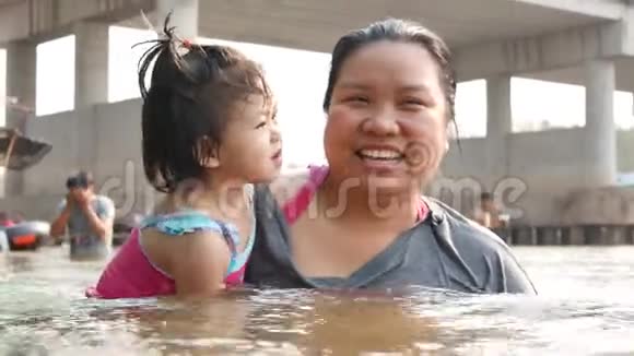 小亚洲女孩喜欢和她的阿姨在河里玩水视频的预览图