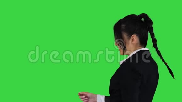 学校女孩在绿色屏幕上跳舞Chroma键视频的预览图