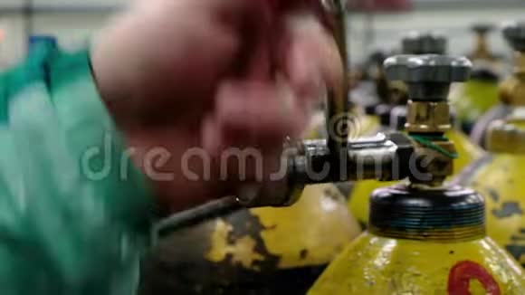 压力罐和调节器量规液体气体工厂工人检查压力计视频的预览图