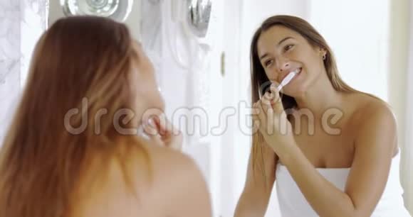 女孩早上刷牙视频的预览图