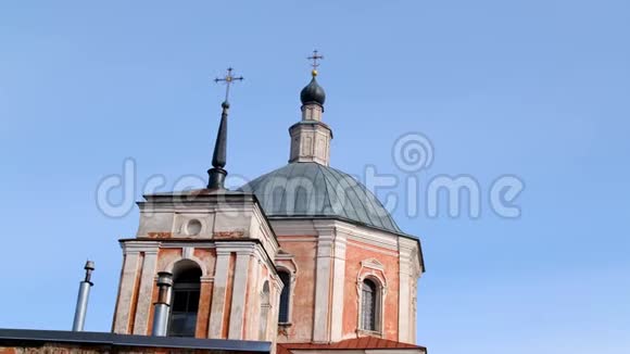 蓝天背景上美丽的小正统教堂库存录像图腾风格的美丽的老天主教堂视频的预览图