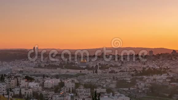 日落时分耶路撒冷城的景色与岩石穹顶视频的预览图