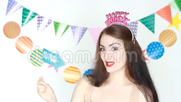 太有趣了那个有趣的女孩微笑着手拿着盘子copyspace派对生日快乐庆典装饰视频的预览图