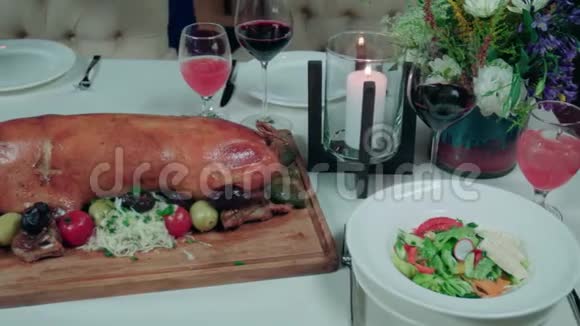 提供节日晚餐的餐桌视频的预览图