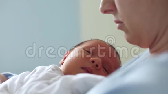 新生儿睡在母亲的胸前视频的预览图