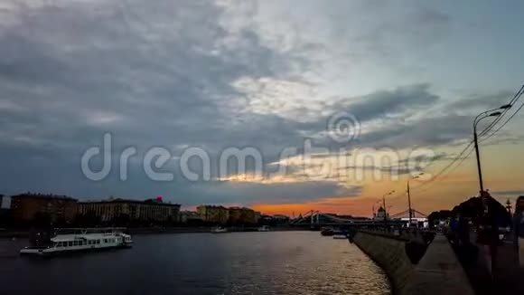 晚上在莫斯科河上空高尔基公园的堤岸视频的预览图