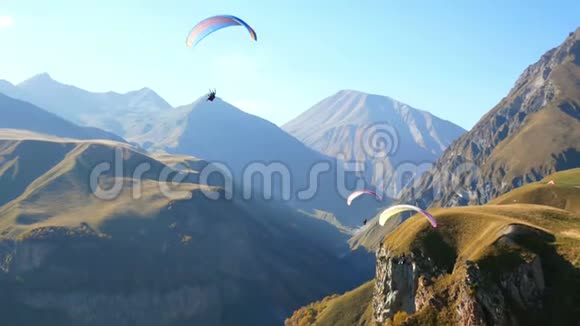 天空滑翔伞山脉视频的预览图