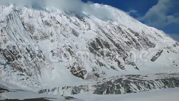 全景拍摄的蒂利科湖地区和高雪冰山脉周围在尼泊尔徒步旅行春游视频的预览图