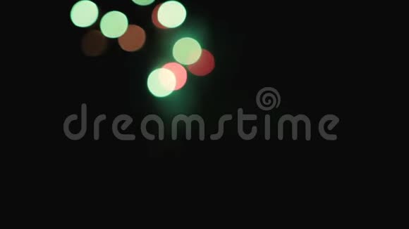 五彩缤纷的烟花模糊的夜空视频的预览图