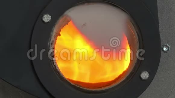 在炉子里燃烧生物质视频的预览图