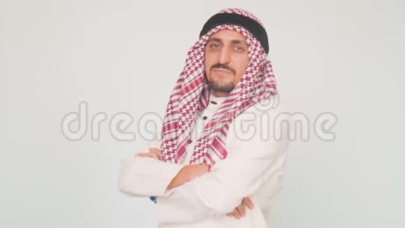 穿着白色背景的阿拉伯成年男子沙特阿拉伯商人不满视频的预览图