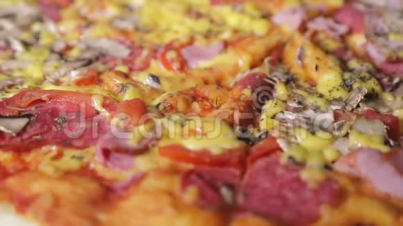 热腾腾的美味披萨和意大利腊肠贴心意大利披萨视频的预览图